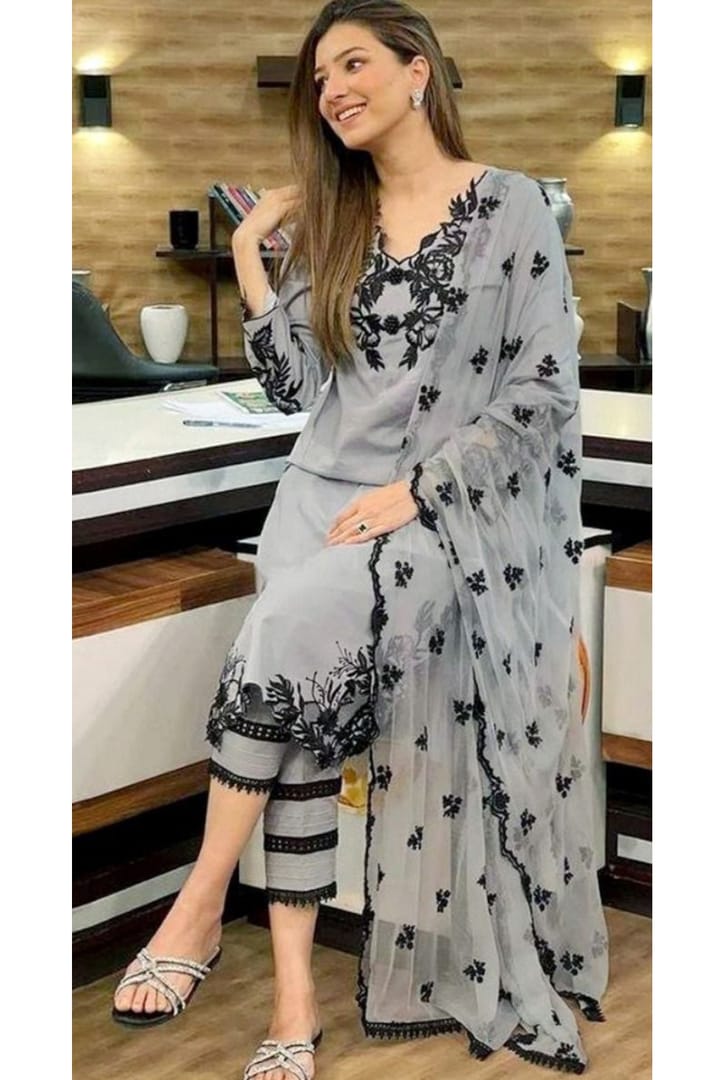 ELEGANT DHANK SUIT WITH HEAVY NECK EMBROIDERY Ze new